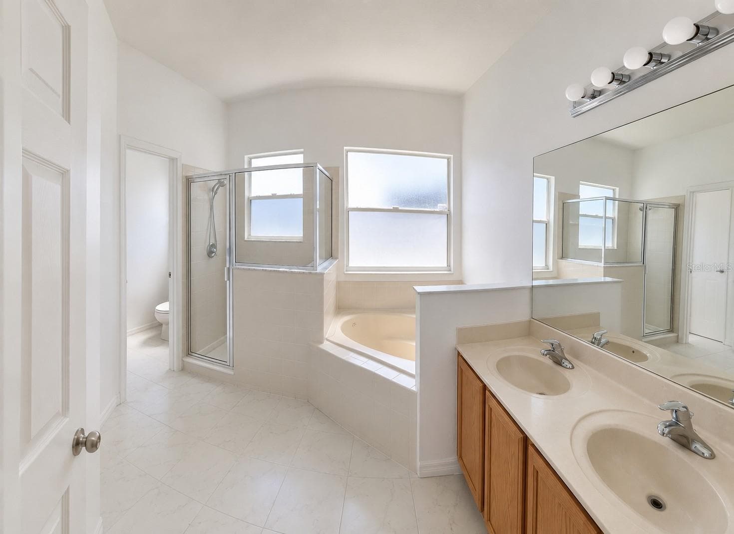 Master Bathroom - 560 VICEROY CT, KISSIMMEE