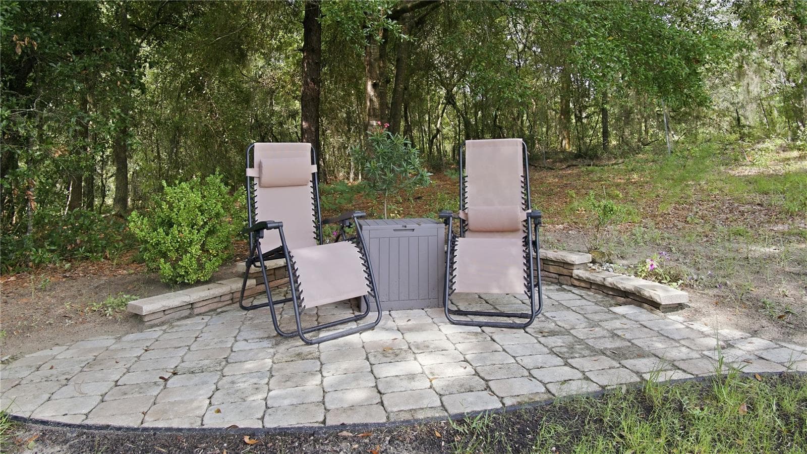 pavers oak canopy seating area - 6752 SW 179TH COURT RD, DUNNELLON
