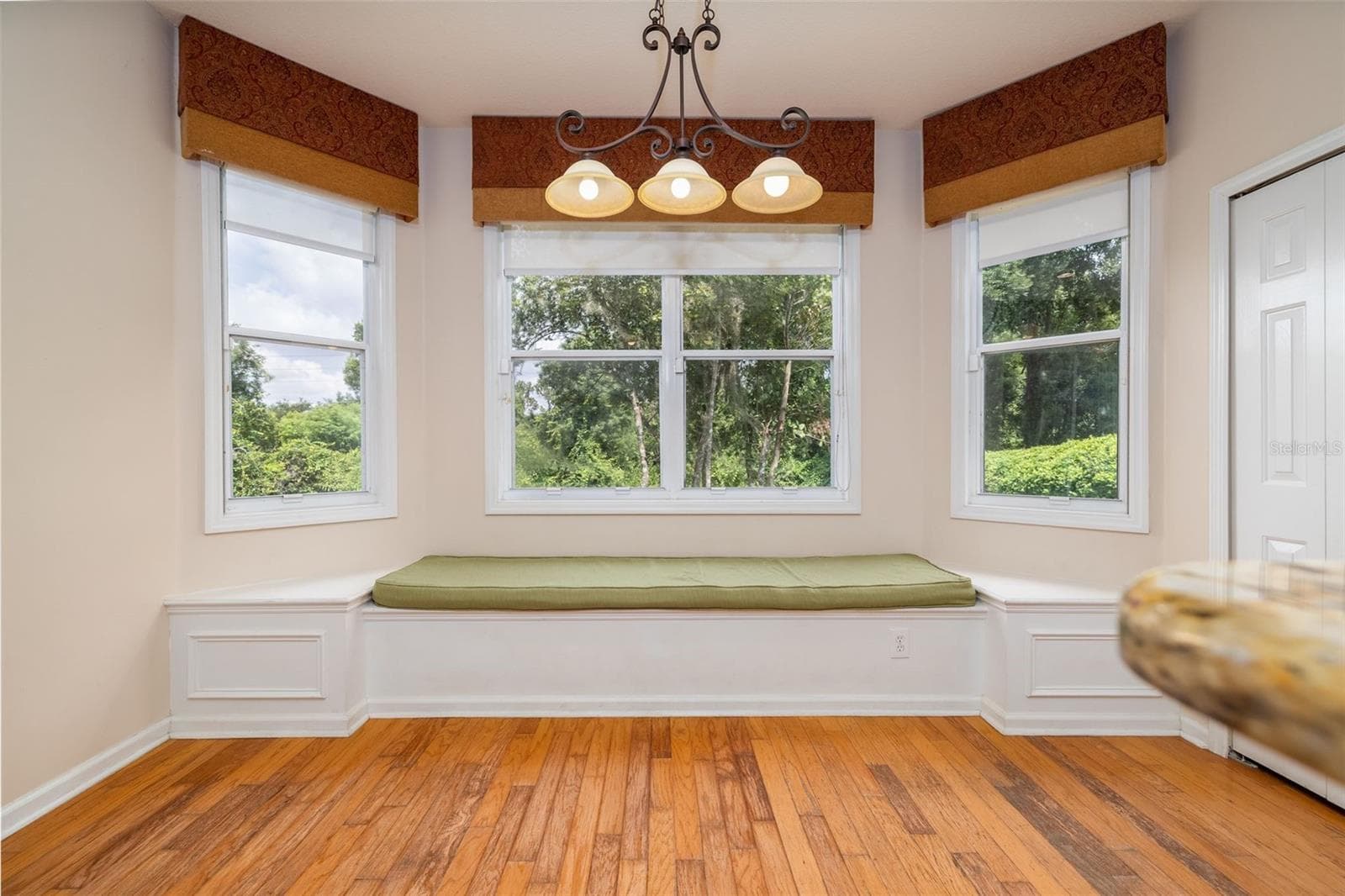 Built-In Kitchen Window Seat - 314 W LAKE VICTORIA CIR, DELAND