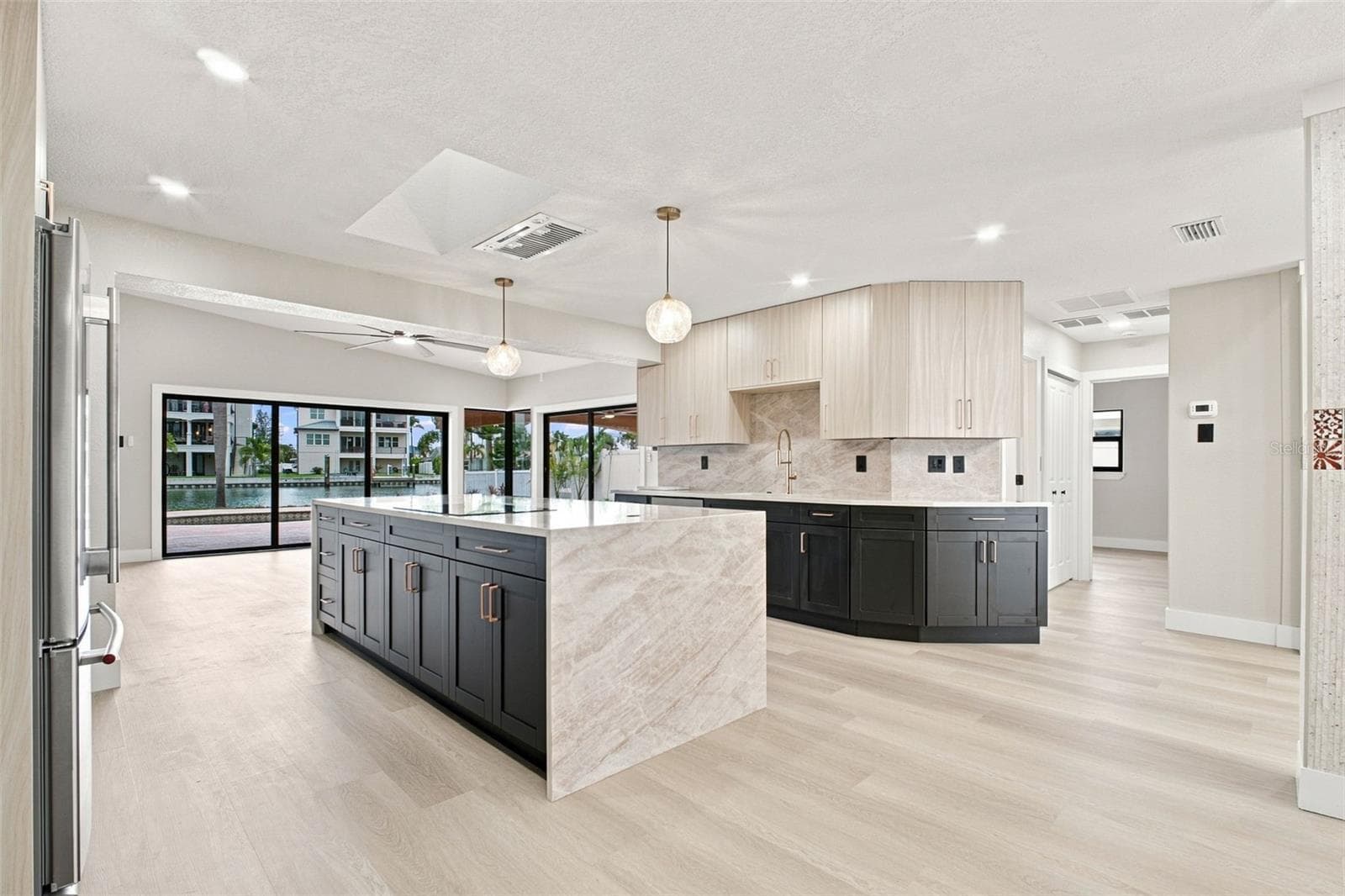 Custom Chef's Kitchen - 15918 REDINGTON DR, REDINGTON BEACH