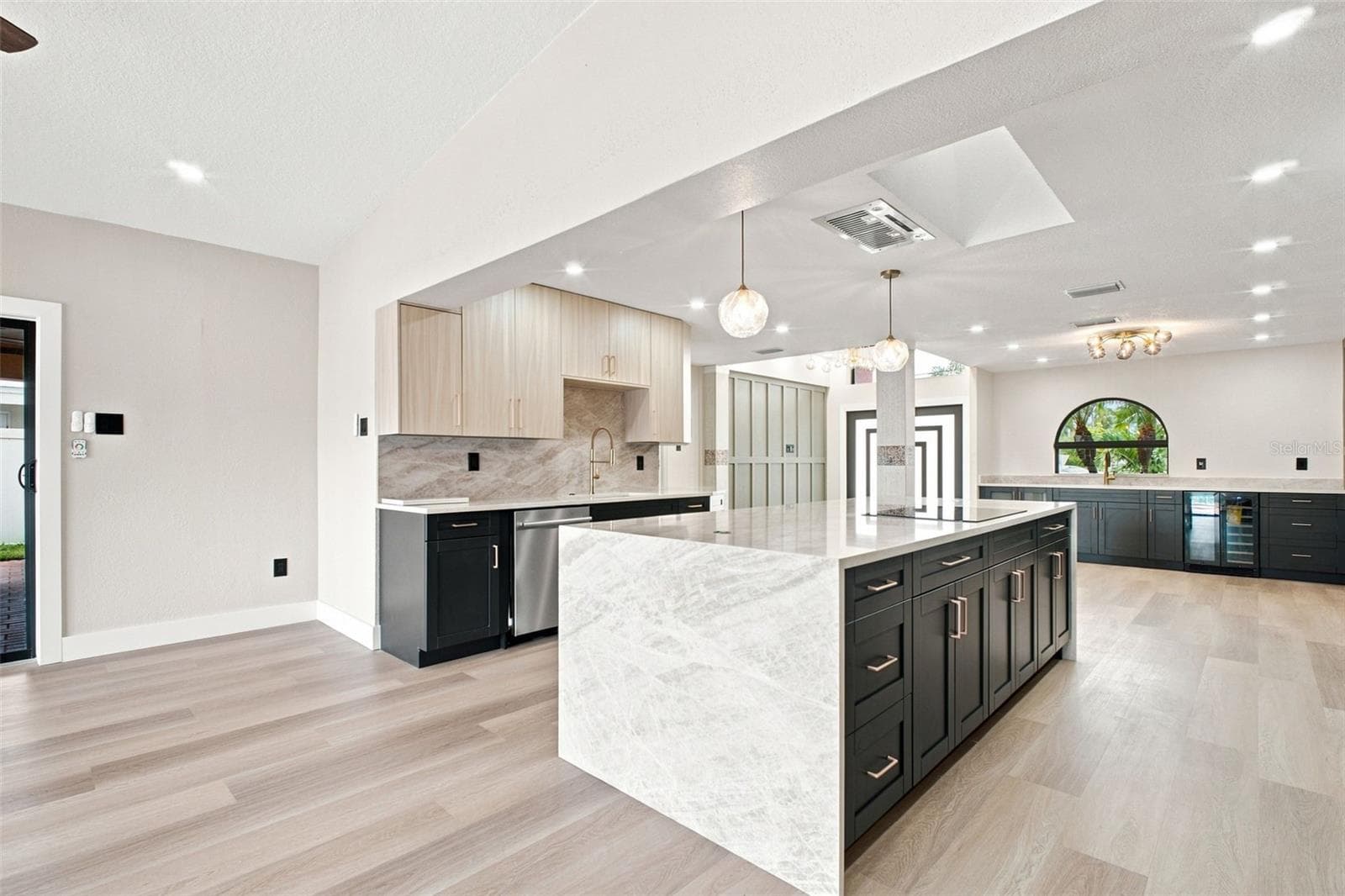 Custom Chef's Kitchen - 15918 REDINGTON DR, REDINGTON BEACH