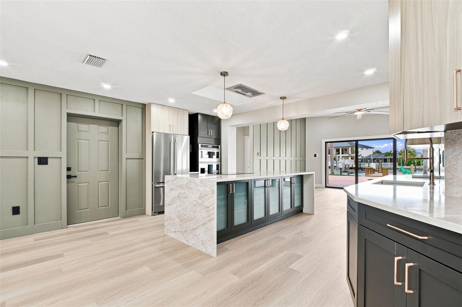 Custom Chef's Kitchen - 15918 REDINGTON DR, REDINGTON BEACH