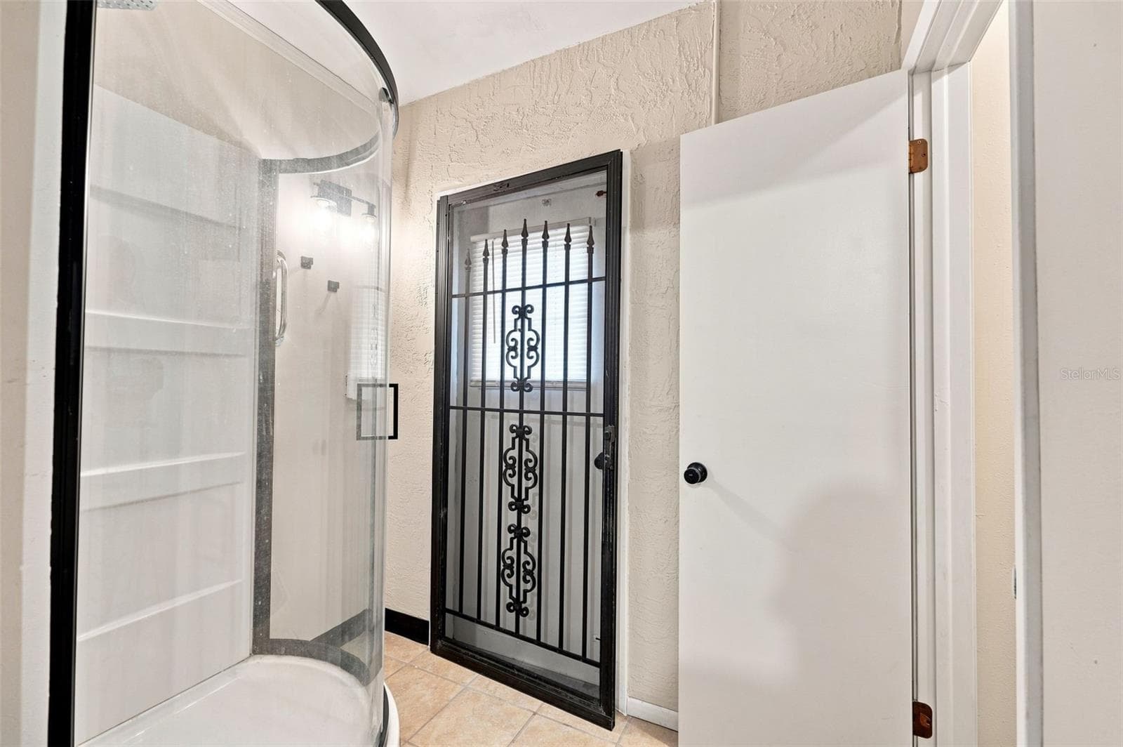 Mother-In-Law Suite Shower - 400 FAIRBANKS RD, SPRING HILL