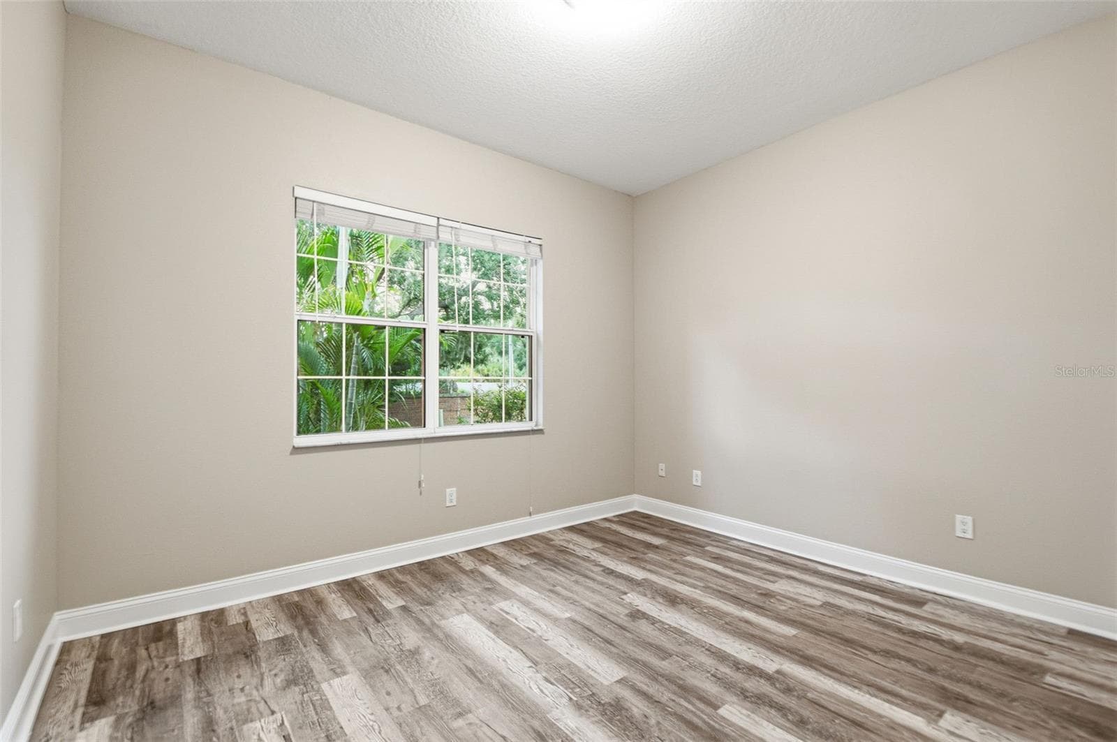 Single Family Residence at 9009 RIVERVIEW DR, RIVERVIEW, photo 27 of 62