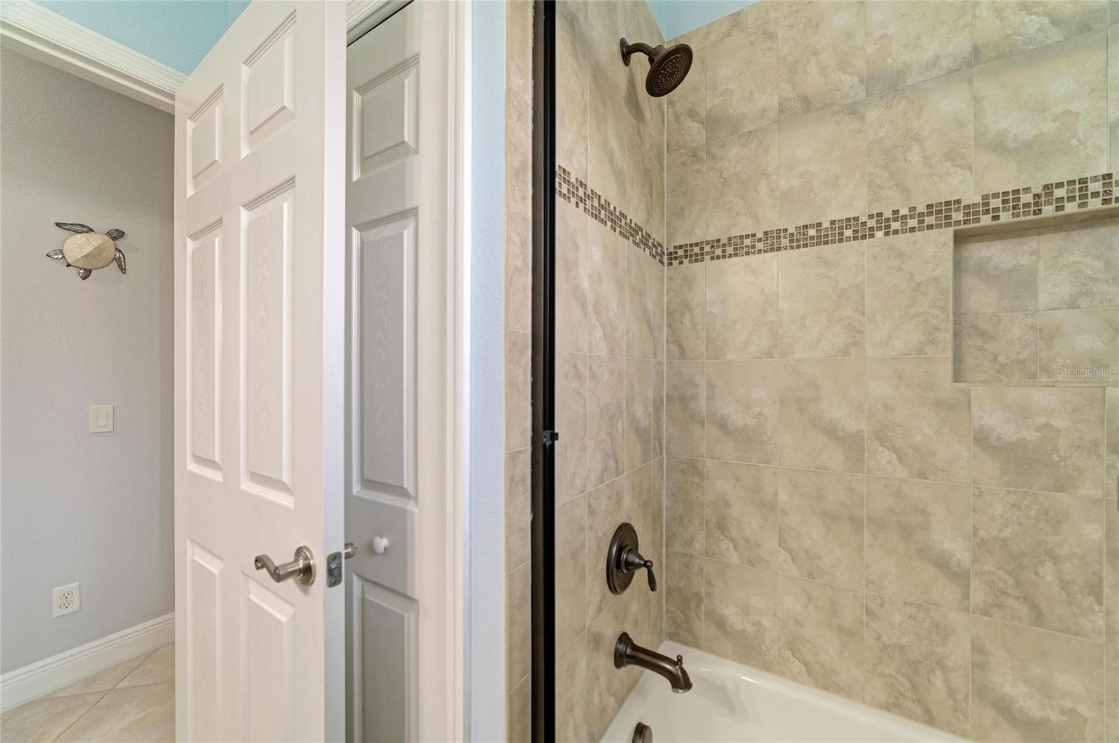 Guest Bathroom - 545 MAST DR, BRADENTON