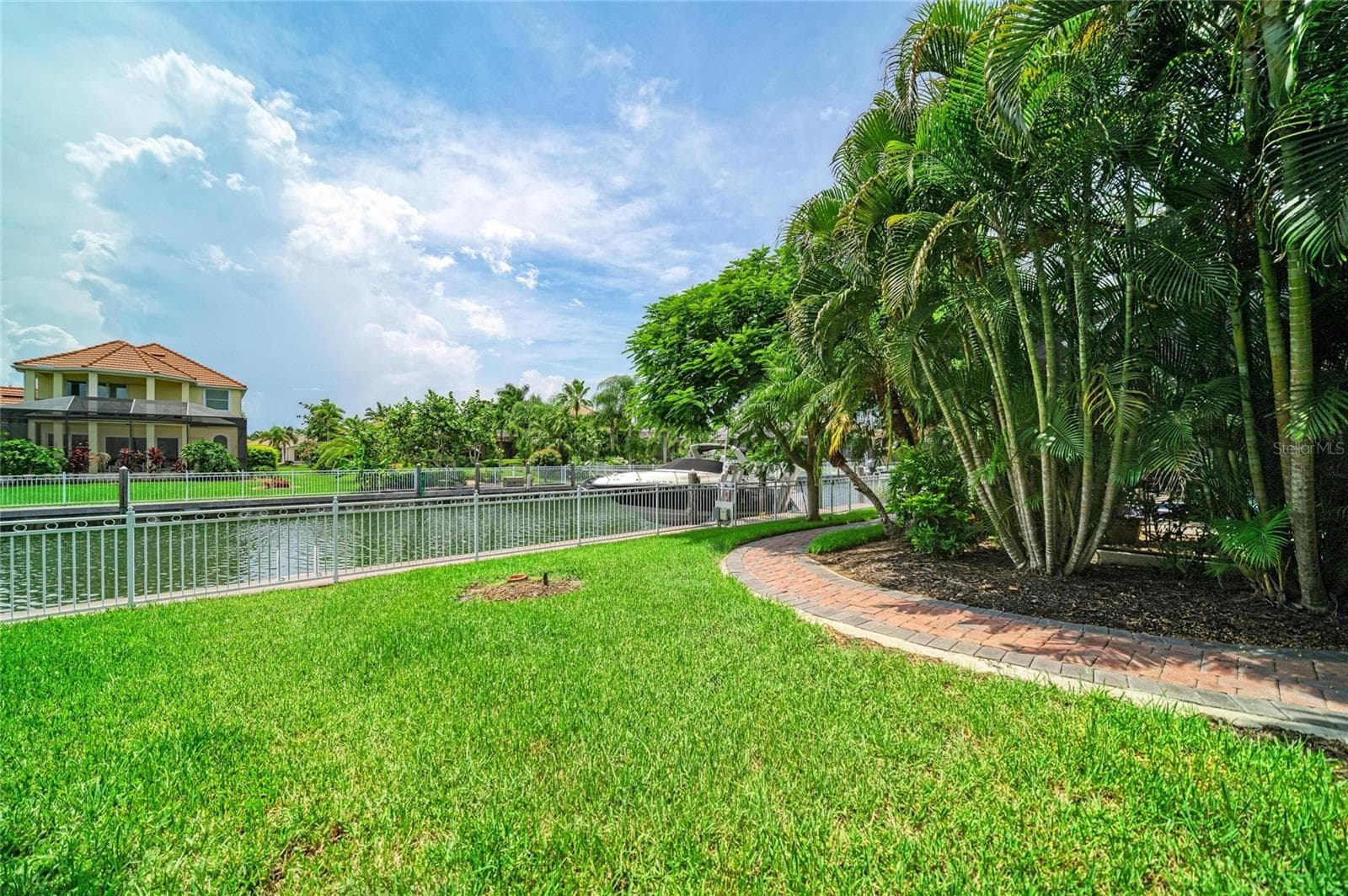 Side yard - 545 MAST DR, BRADENTON