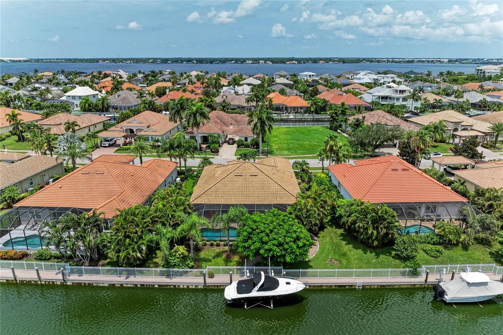 Back of home - 545 MAST DR, BRADENTON