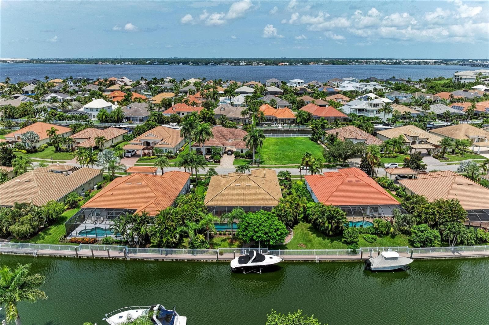 Back of home - 545 MAST DR, BRADENTON