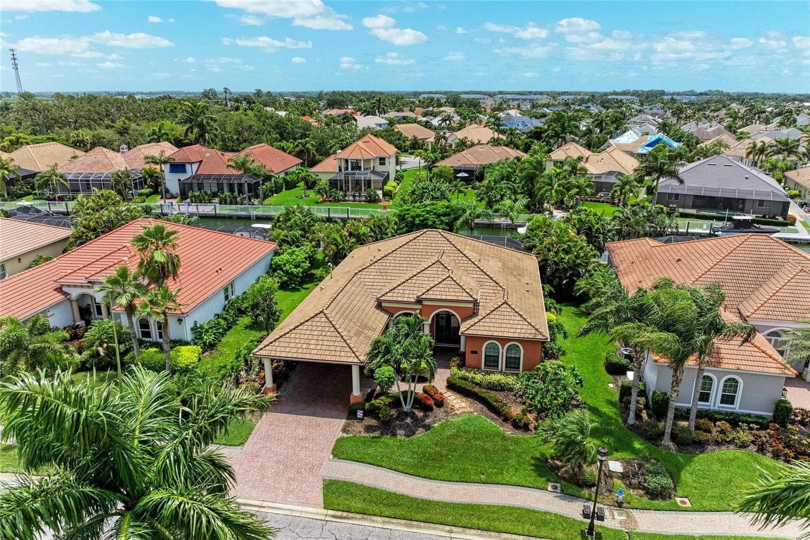 Front of home - 545 MAST DR, BRADENTON