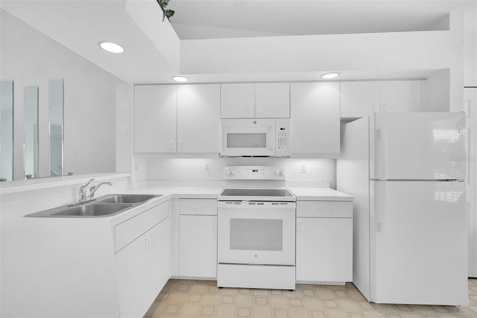 Condominium at 5725 GREENWOOD AVE #4201, NORTH PORT, photo 5 of 38
