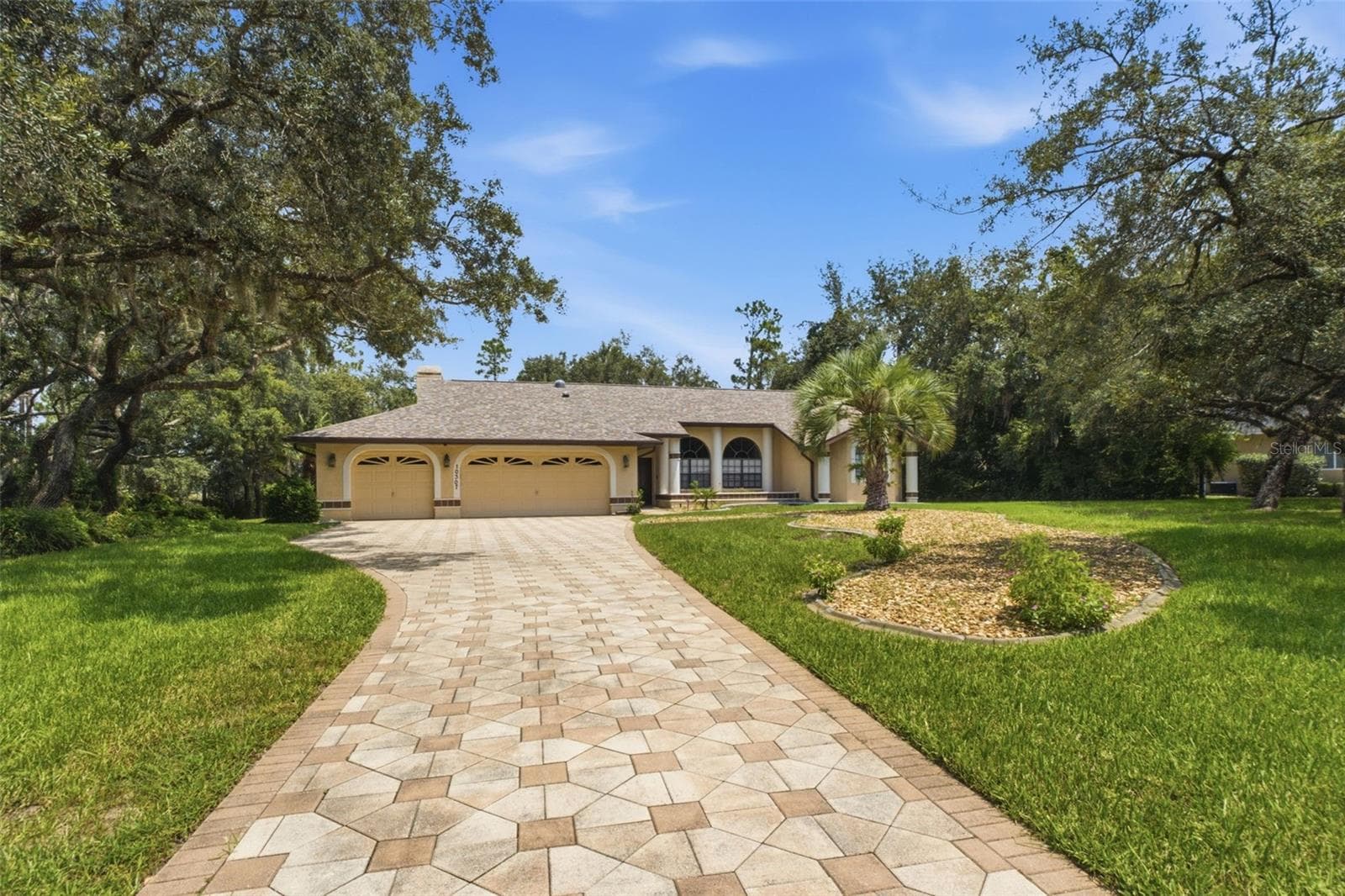 long brick paver driveway - 10307 WATERS EDGE CT, WEEKI WACHEE