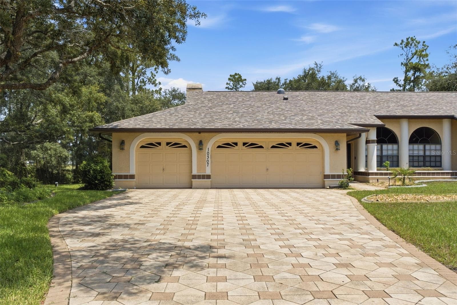 3 car garage - 10307 WATERS EDGE CT, WEEKI WACHEE