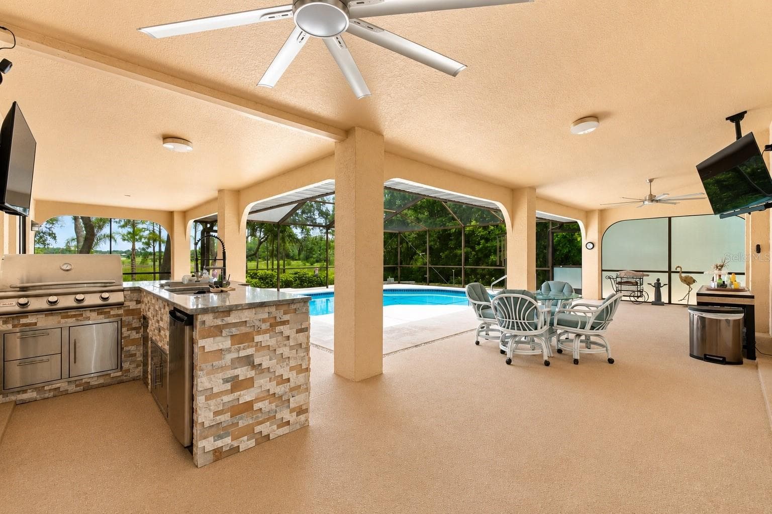 large lanai - 10307 WATERS EDGE CT, WEEKI WACHEE
