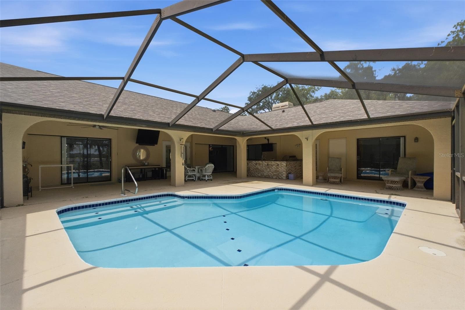 Large pool - 10307 WATERS EDGE CT, WEEKI WACHEE