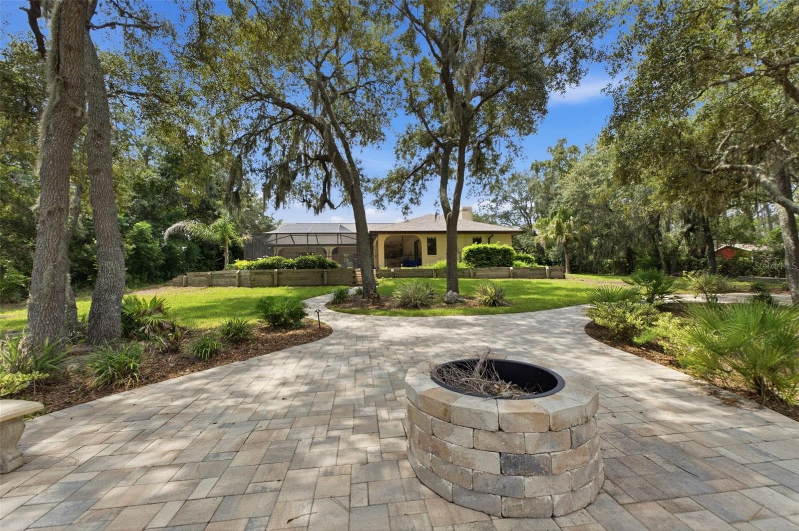 Beautiful backyard with firepit - 10307 WATERS EDGE CT, WEEKI WACHEE