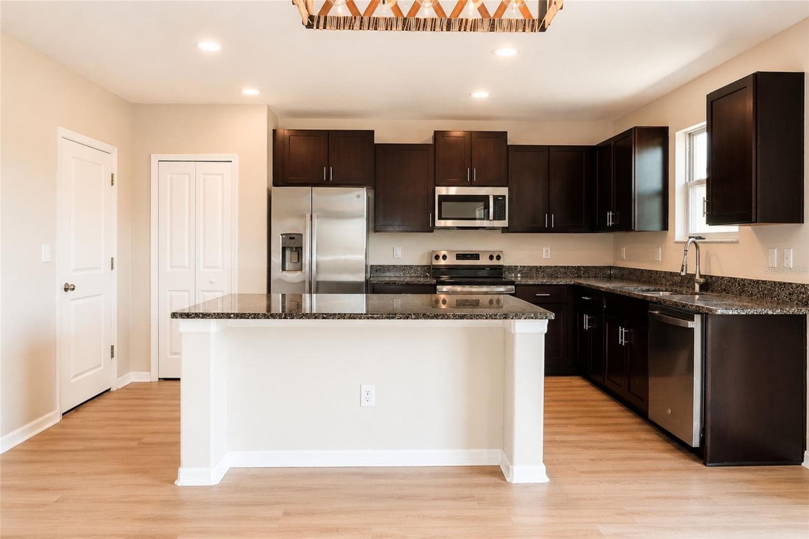 Single Family Residence at 715 CALICO SCALLOP ST, RUSKIN, photo 3 of 24
