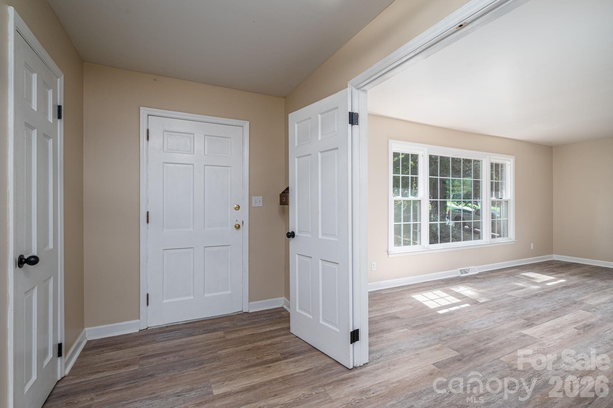 Entry and living room - 304 Windsor Drive, Shelby