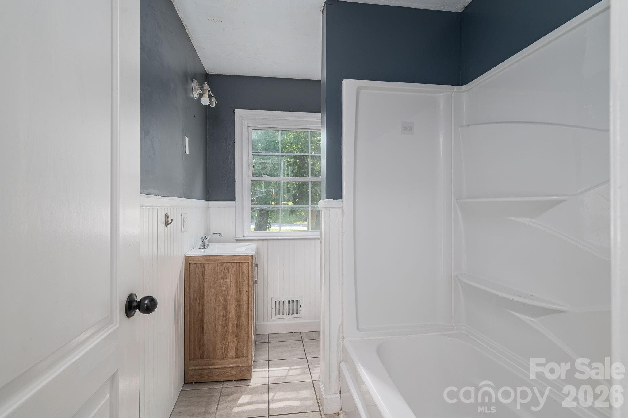 full bathroom - 304 Windsor Drive, Shelby