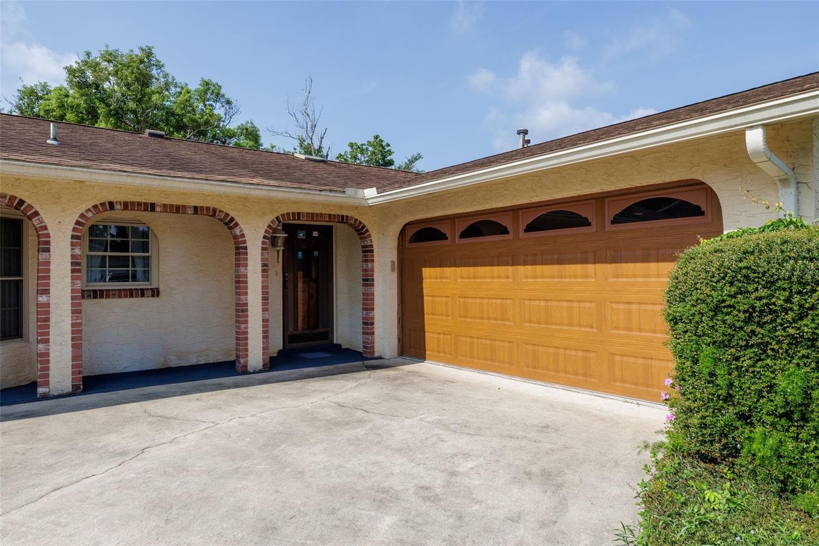 Side-entry garage - 229 GEORGETOWNE BLVD, DAYTONA BEACH