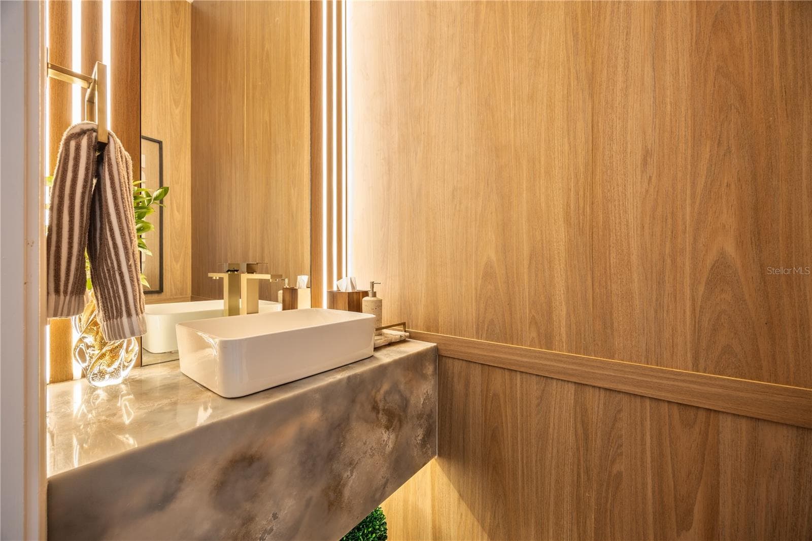 Half Bathroom First Floor - 16077 BARKLY RIDGE CT, WINTER GARDEN