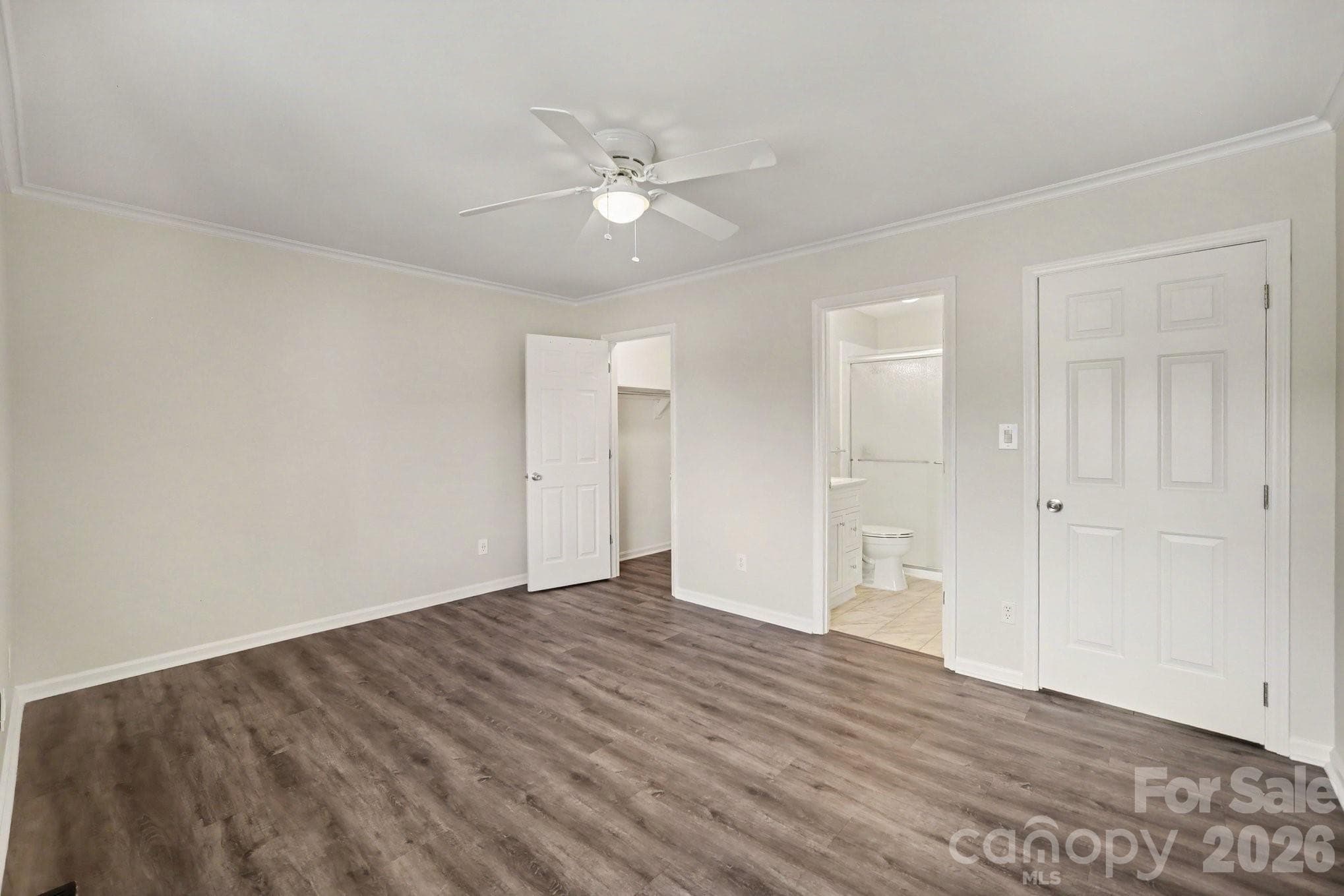2nd primary bedroom showing en-suite bathroom and walk in closet - 11009 Carmel Crossing Road, Charlotte