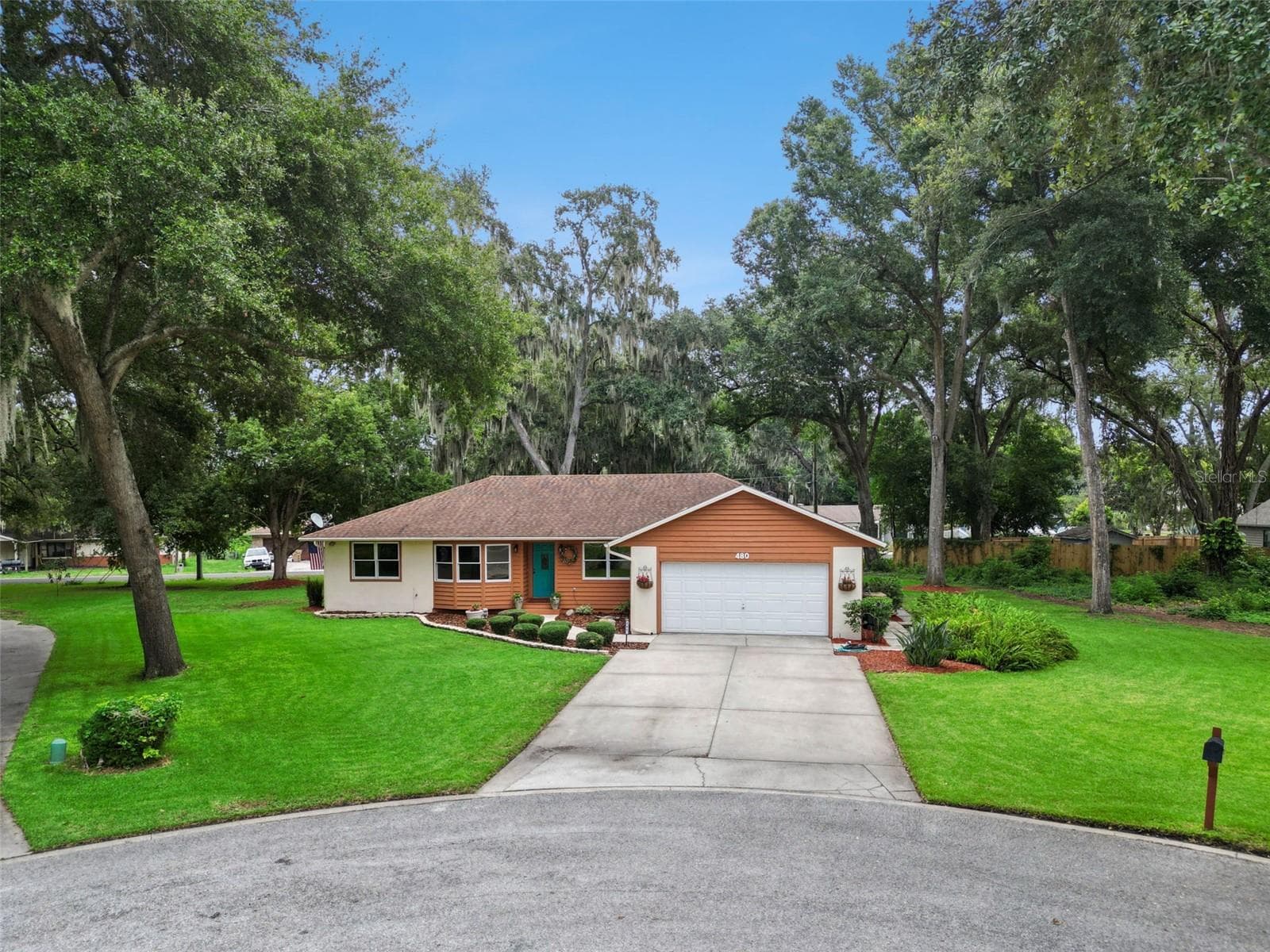 Quiet cul-de-sac setting at 480 Lake Forest Cir with private lot, wide driveway, and established oak canopy in Mount Dora's Lake Forest subdivision - 480 LAKE FOREST CIR, MOUNT DORA