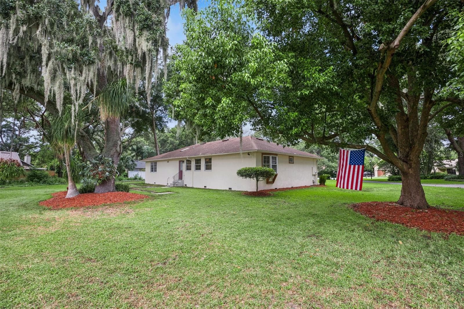 Park-like backyard under the oak canopy at this cul-de-sac home in Lake Forest, Mount Dora, FL - 480 LAKE FOREST CIR, MOUNT DORA