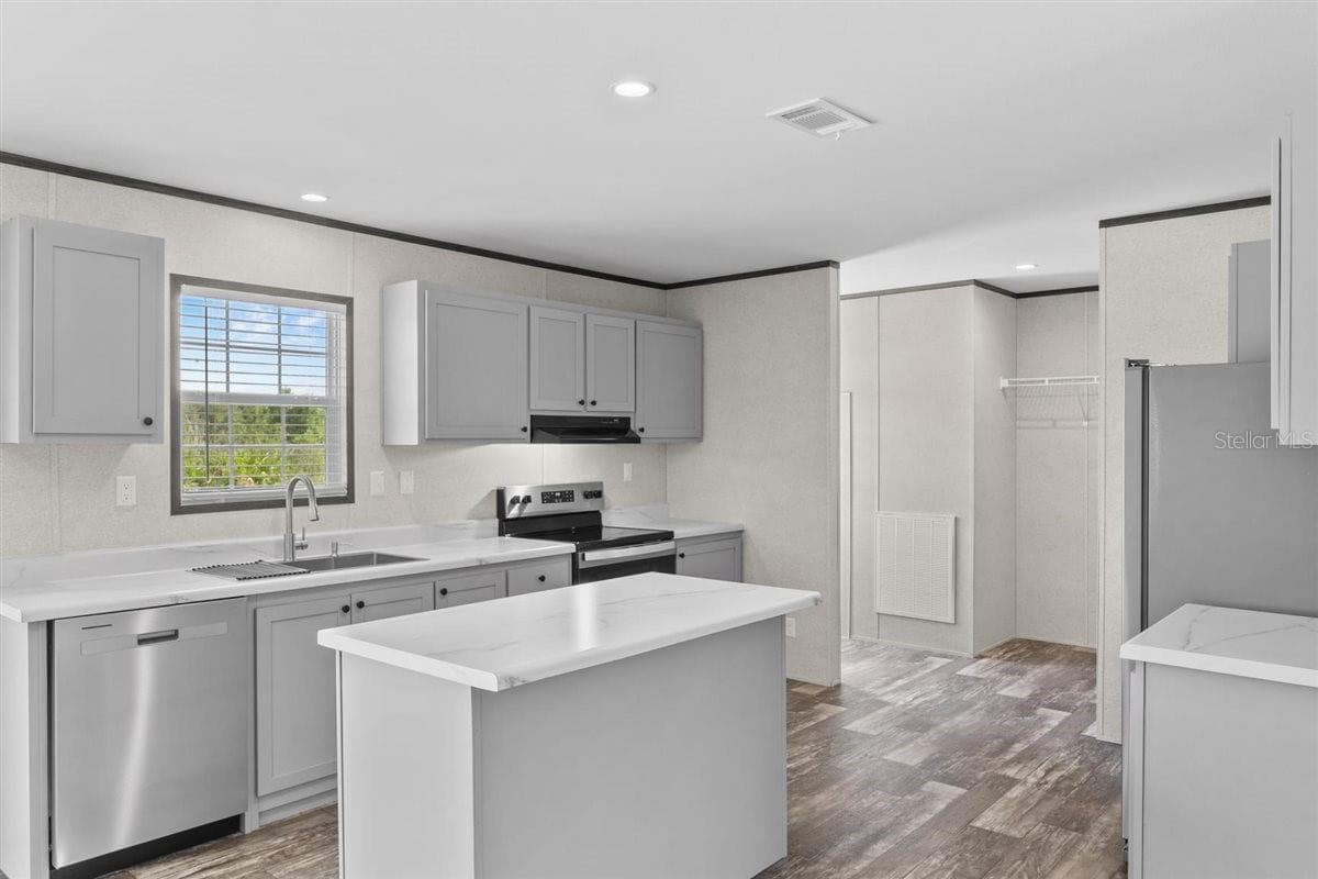 Manufactured Home at 8457 N CAROUSEL TER, CRYSTAL RIVER, photo 19 of 37