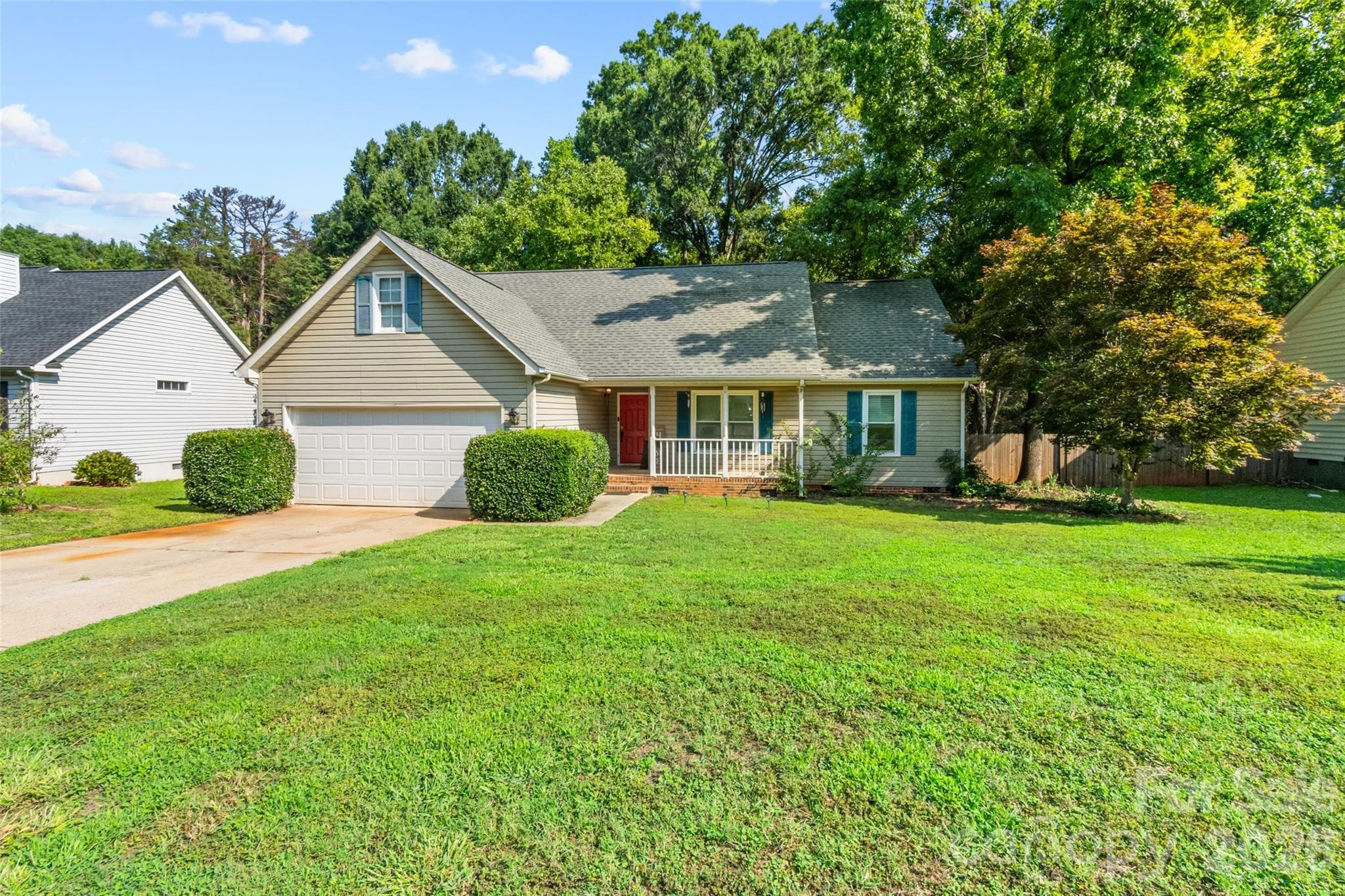Single Family Residence at 823 Thistledown Drive, Rock Hill, photo 2 of 29