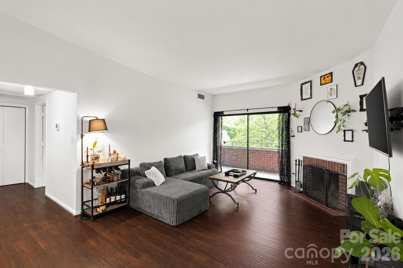 Condominium at 224 N Poplar Street, Charlotte, photo 7 of 34
