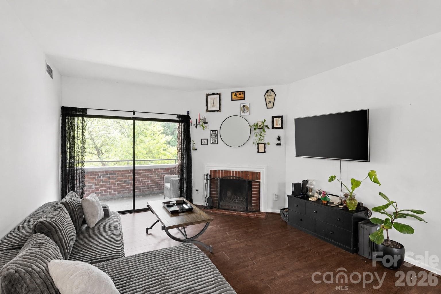 Condominium at 224 N Poplar Street, Charlotte, photo 5 of 34