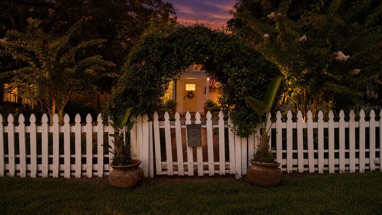 Old Florida charm. - 1112 PALMETTO ST, NEW SMYRNA BEACH