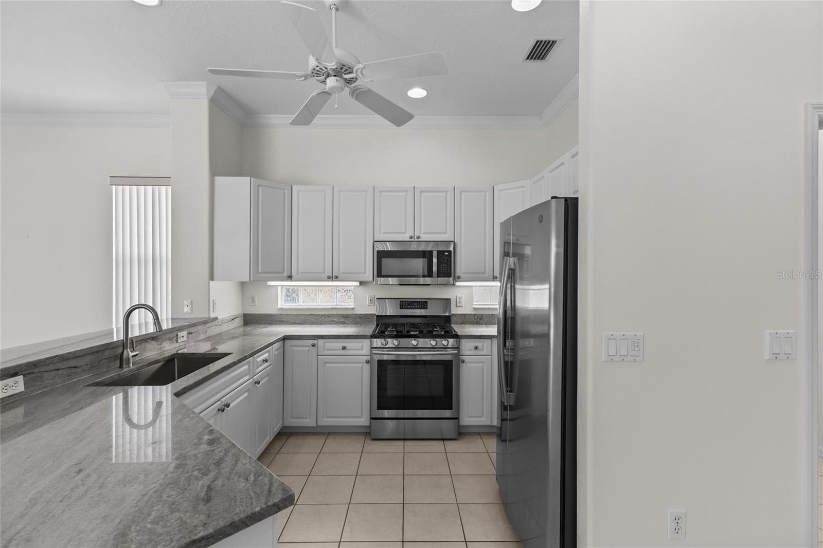 Kitchen with Granite Counters, under cabinet lights, Disposal and Ceiling Fan - 125 RIO TERRA, VENICE