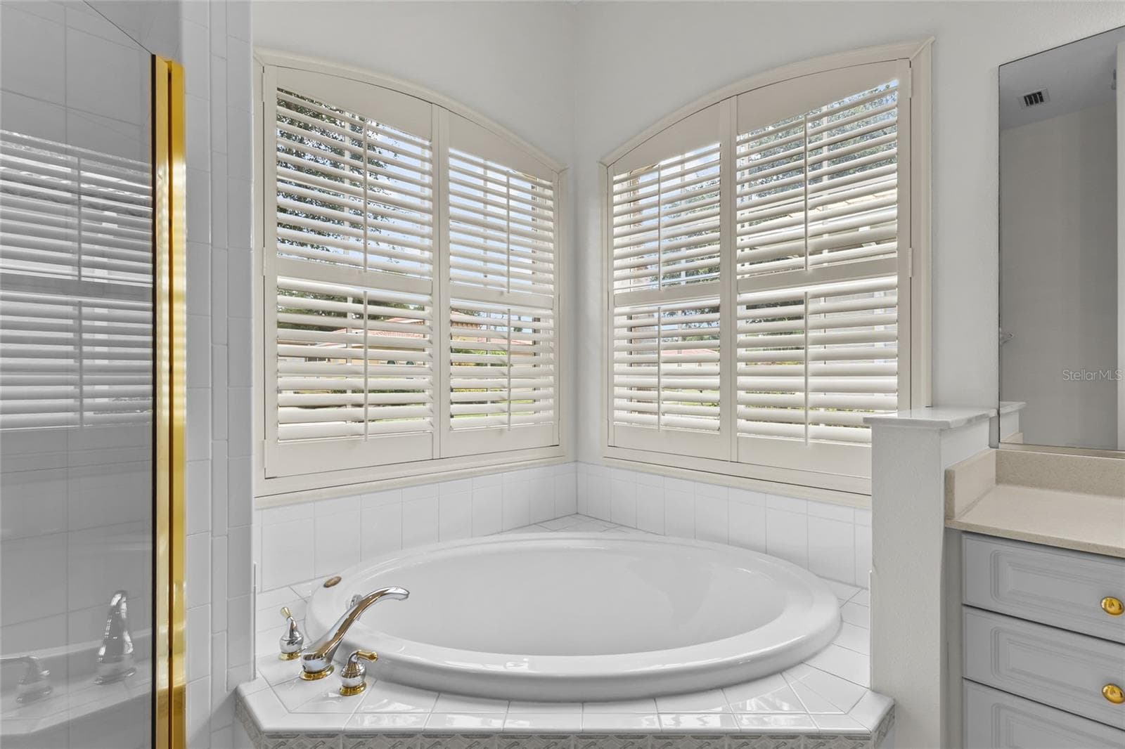 Tub with plantation shutters - 125 RIO TERRA, VENICE