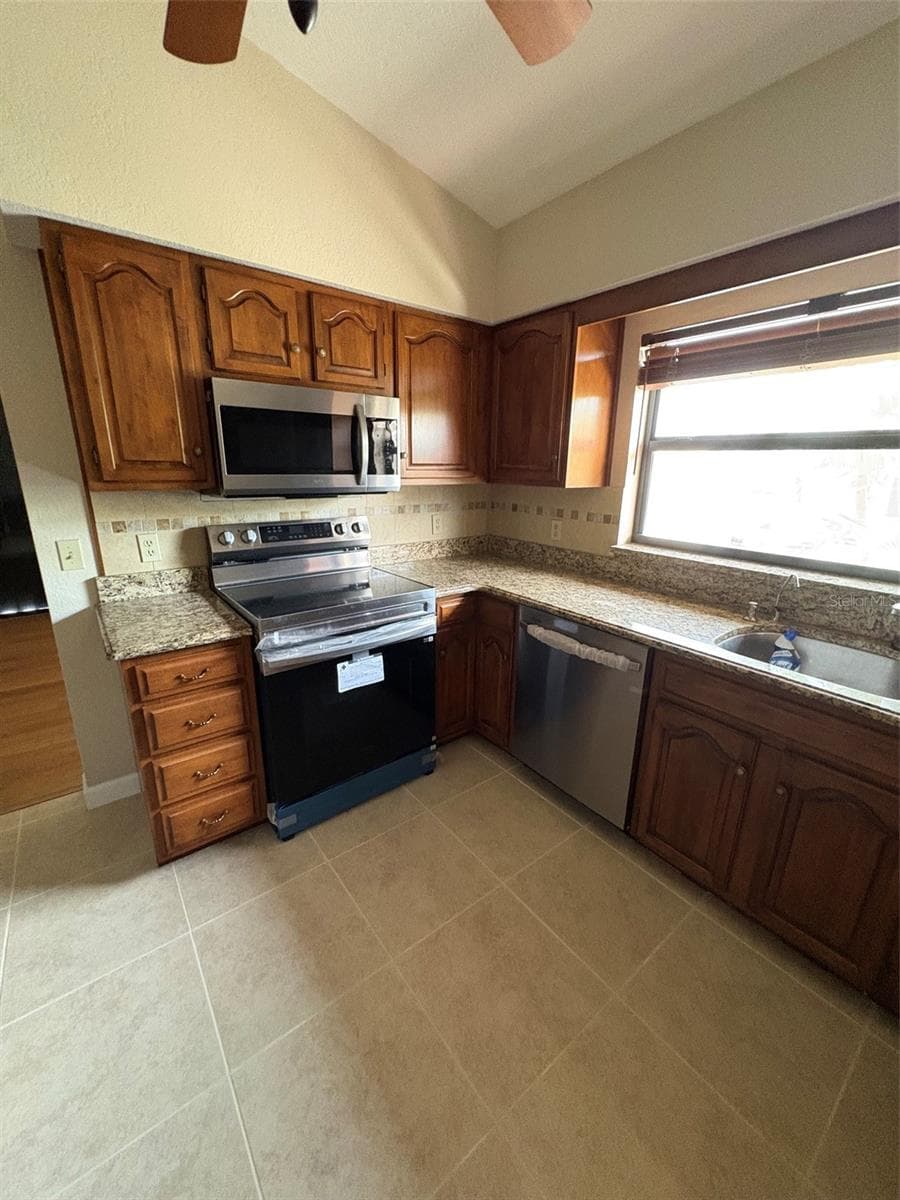 Kitchen - 15810 REDINGTON DR, REDINGTON BEACH