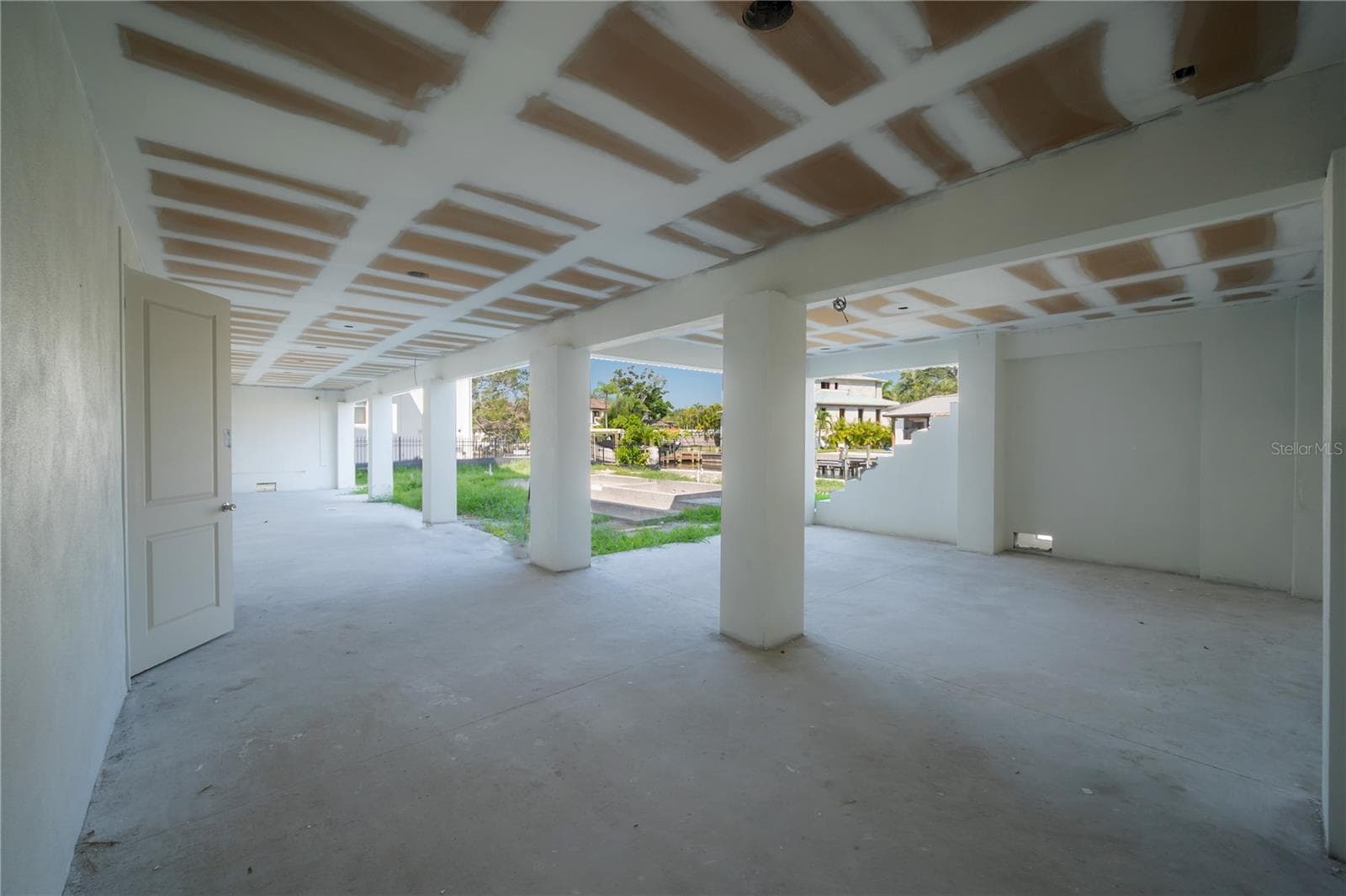 Lower Level Pool Side entertaining space - 654 GENEVA PL, TAMPA