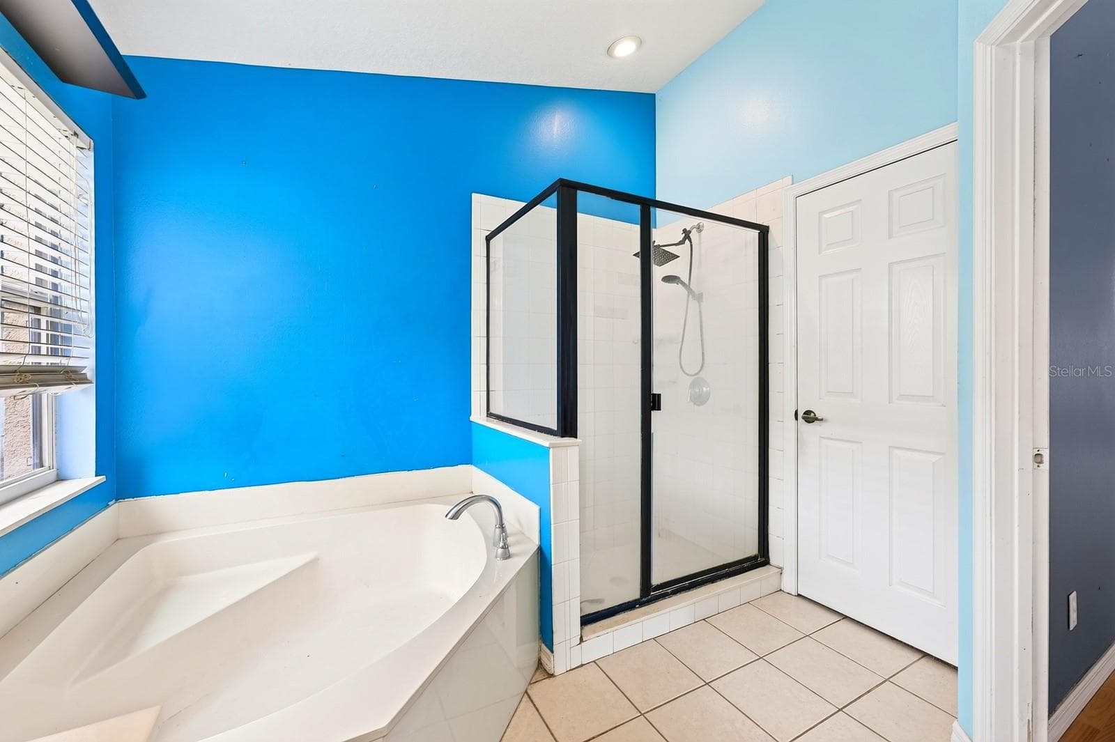 Primary en-suite bath. - 2551 WALNUT HEIGHTS RD, APOPKA