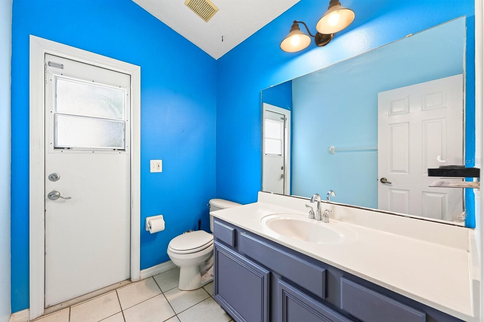 Primary en-suite bath has pool access. - 2551 WALNUT HEIGHTS RD, APOPKA