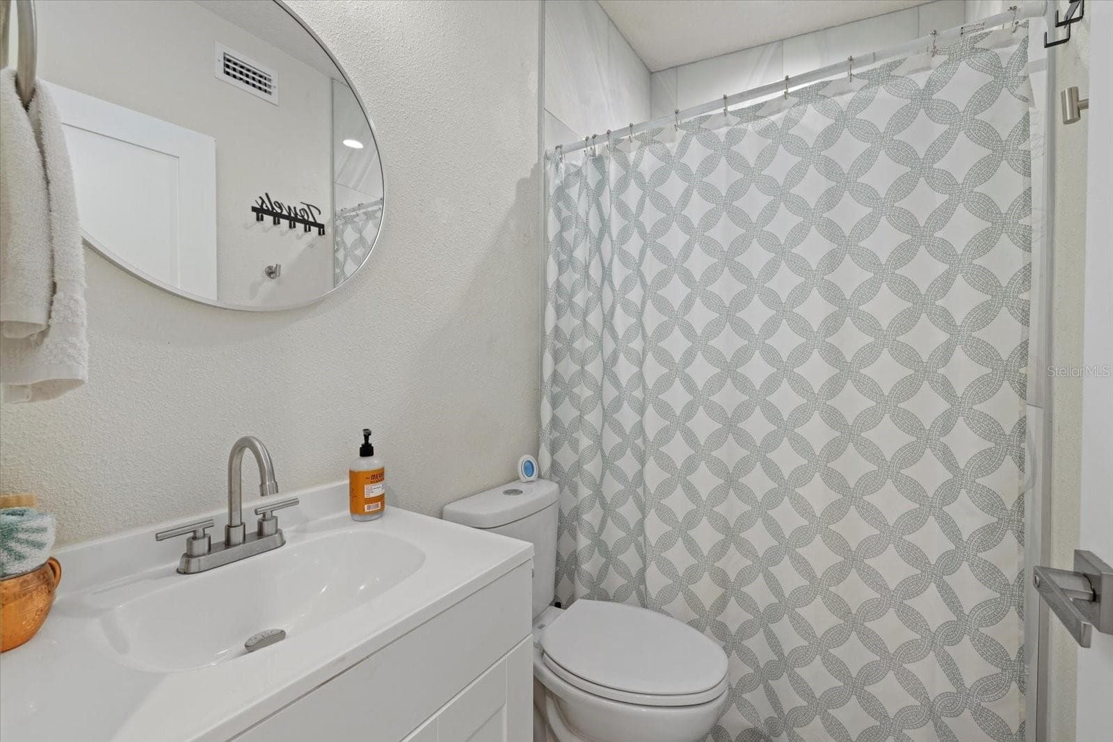 Guest Bathroom - 2069 BOUGAINVILLEA ST, SARASOTA