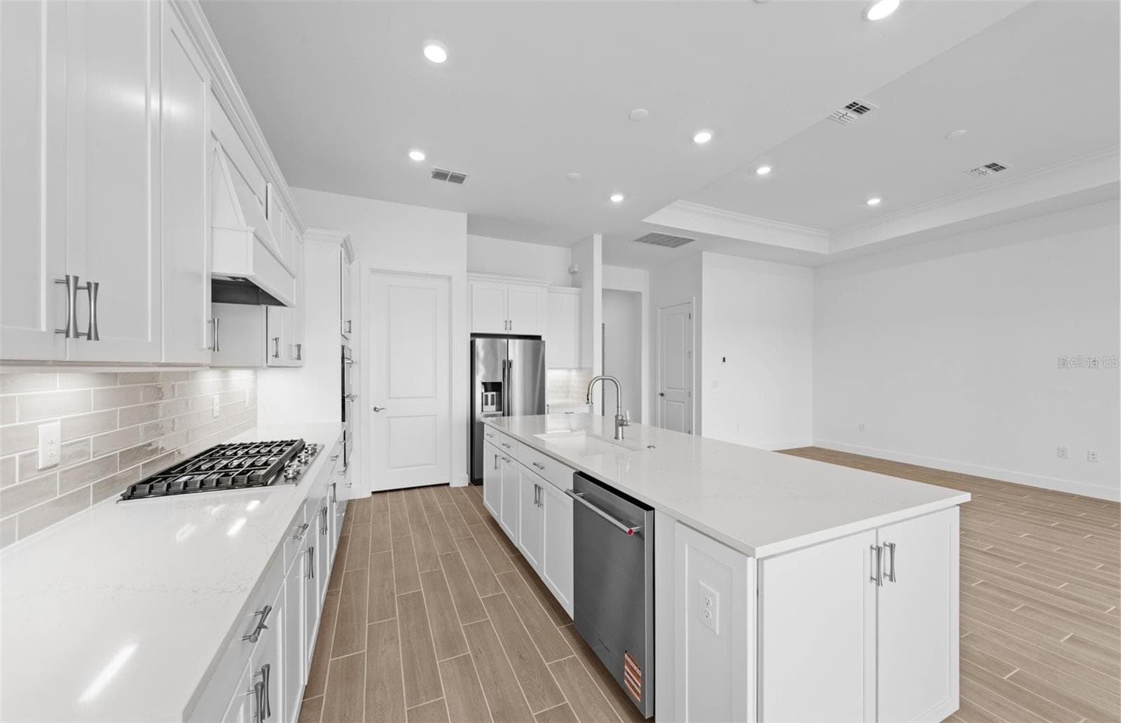 Single Family Residence at 10362 BLUE RUNNER DR, ENGLEWOOD, photo 10 of 35