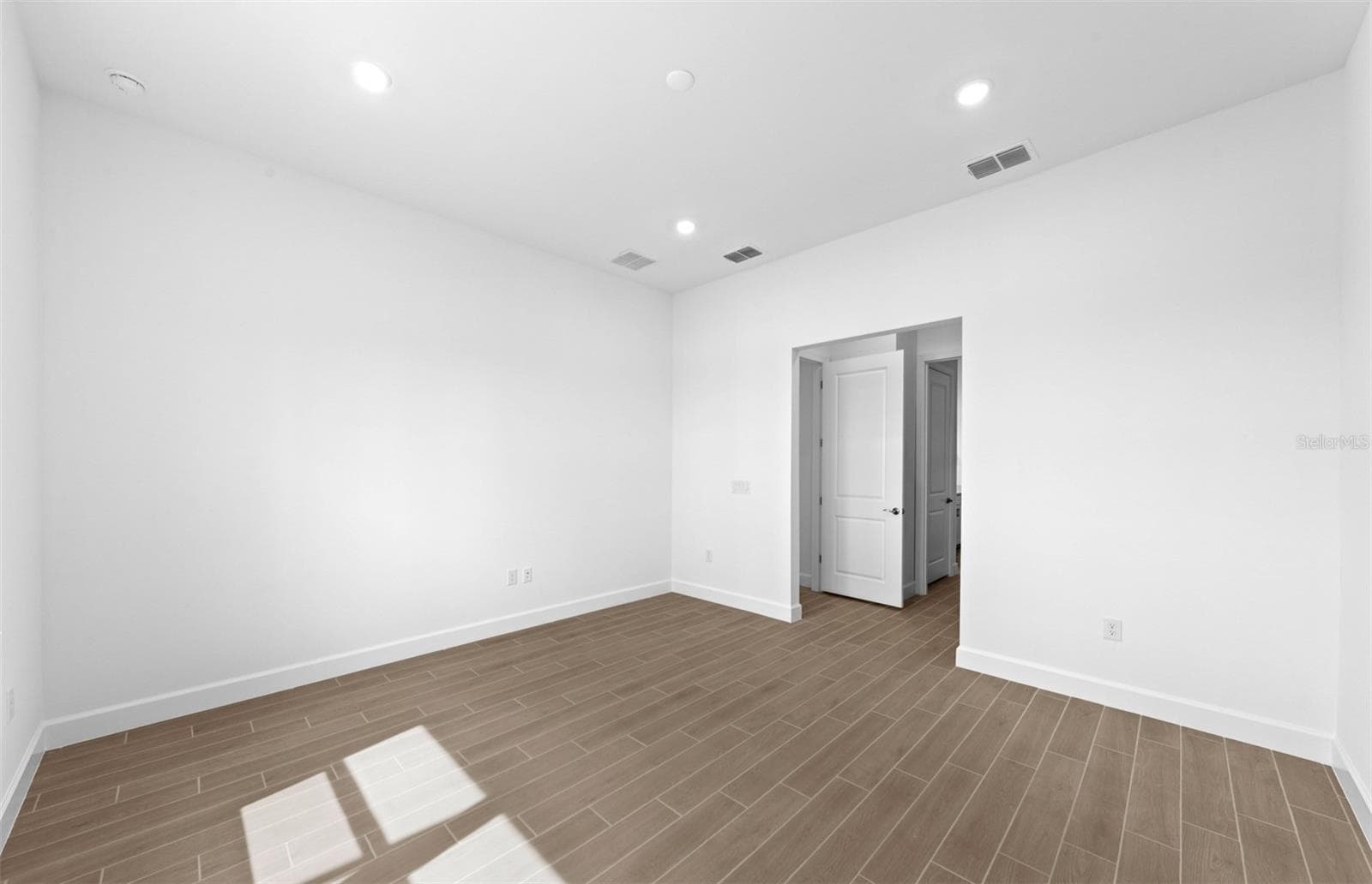 Single Family Residence at 10362 BLUE RUNNER DR, ENGLEWOOD, photo 15 of 35
