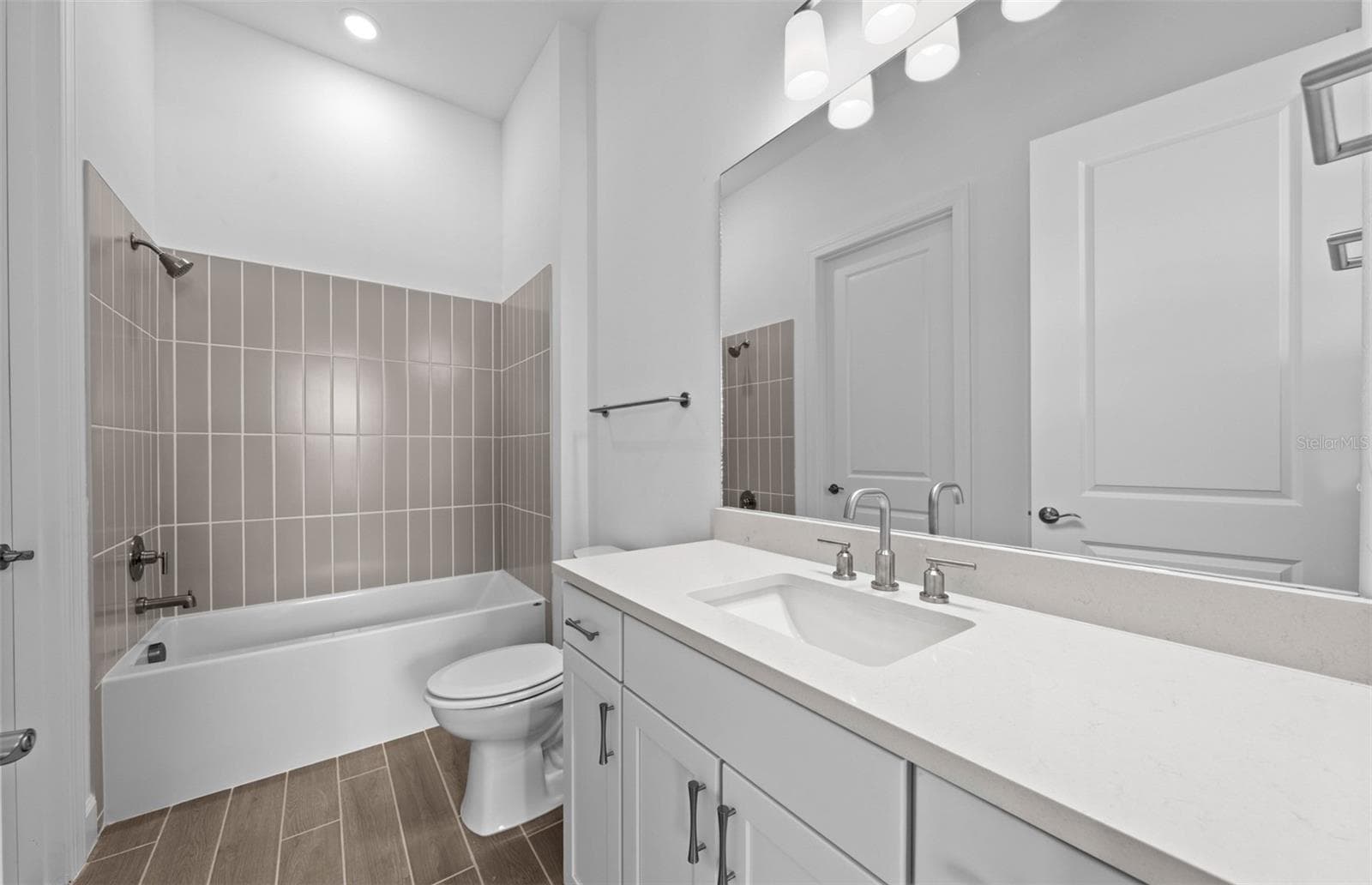 Single Family Residence at 10362 BLUE RUNNER DR, ENGLEWOOD, photo 17 of 35