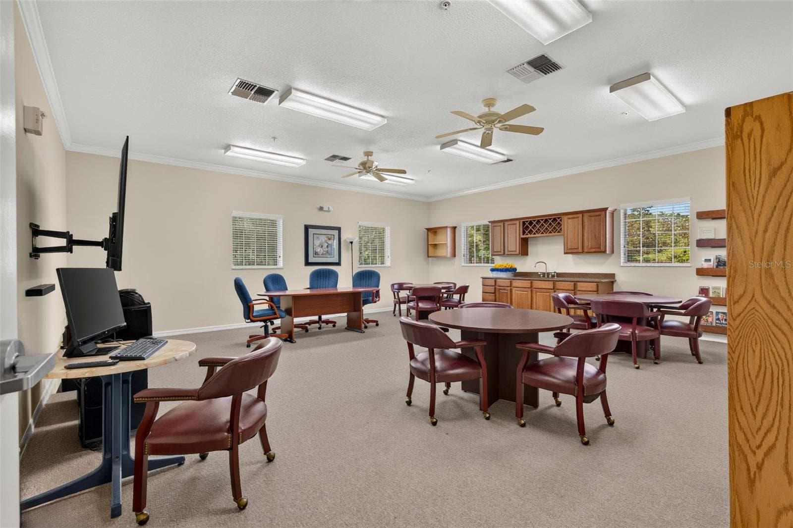Community Center - Business Lounge - 7980 SOUTHERN PINES DR, BROOKSVILLE