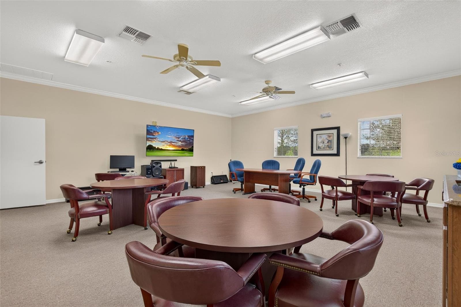 Community Center - Business Lounge - 7980 SOUTHERN PINES DR, BROOKSVILLE