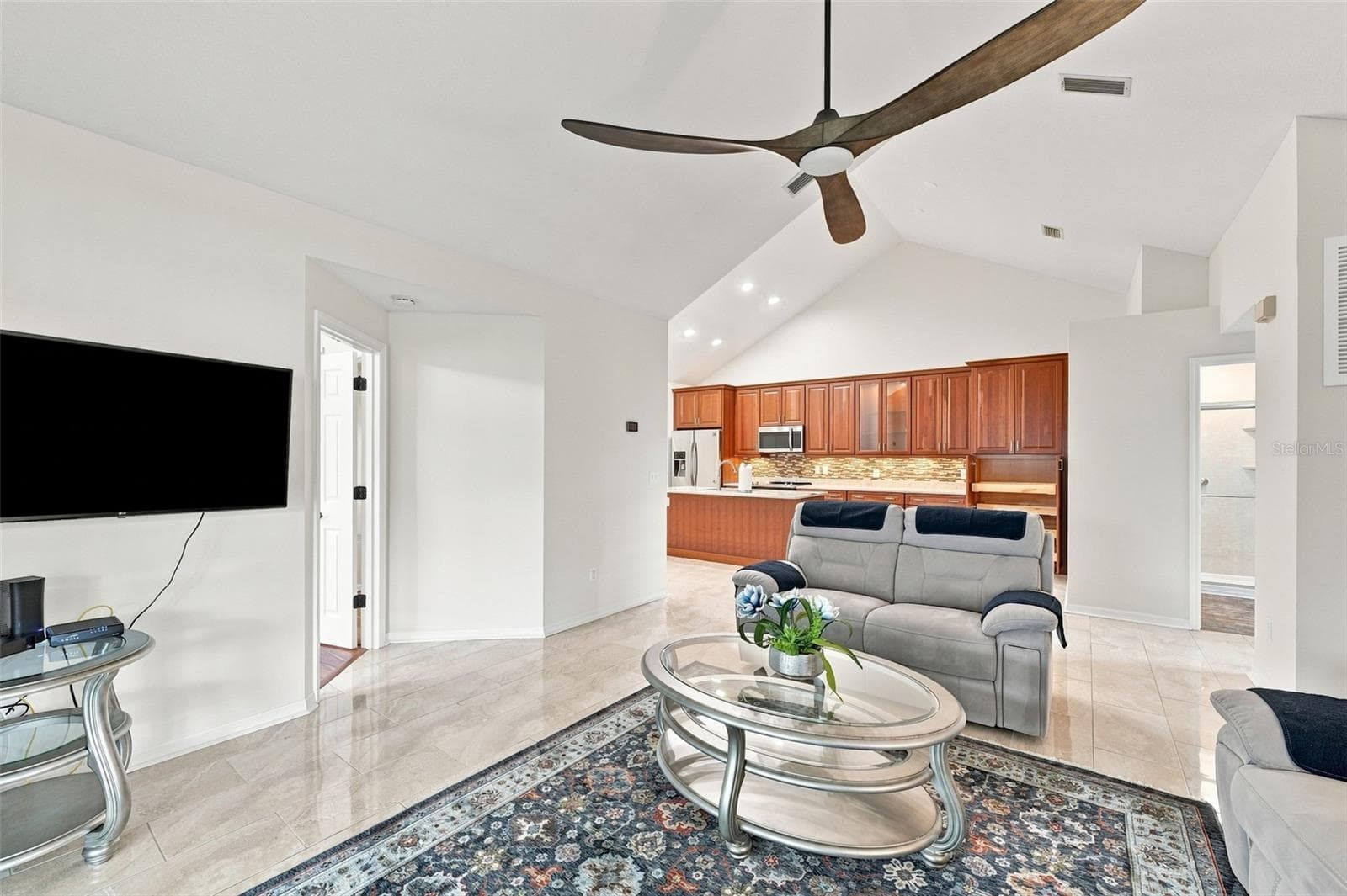 Contemporary floors, new interior painting and a fresh, clean look everywhere you turn. - 1124 GOLFVIEW WOODS DR #na, SUN CITY CENTER