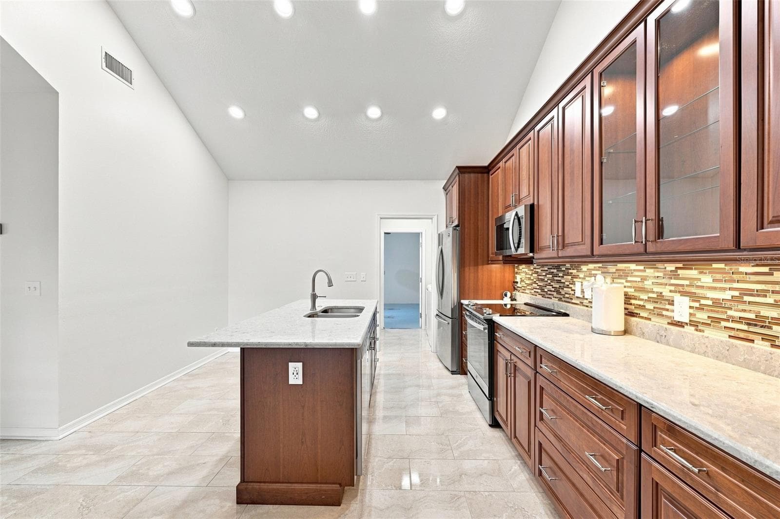 Bright recessed lighting, lots of cabinets space and counter tops! - 1124 GOLFVIEW WOODS DR #na, SUN CITY CENTER
