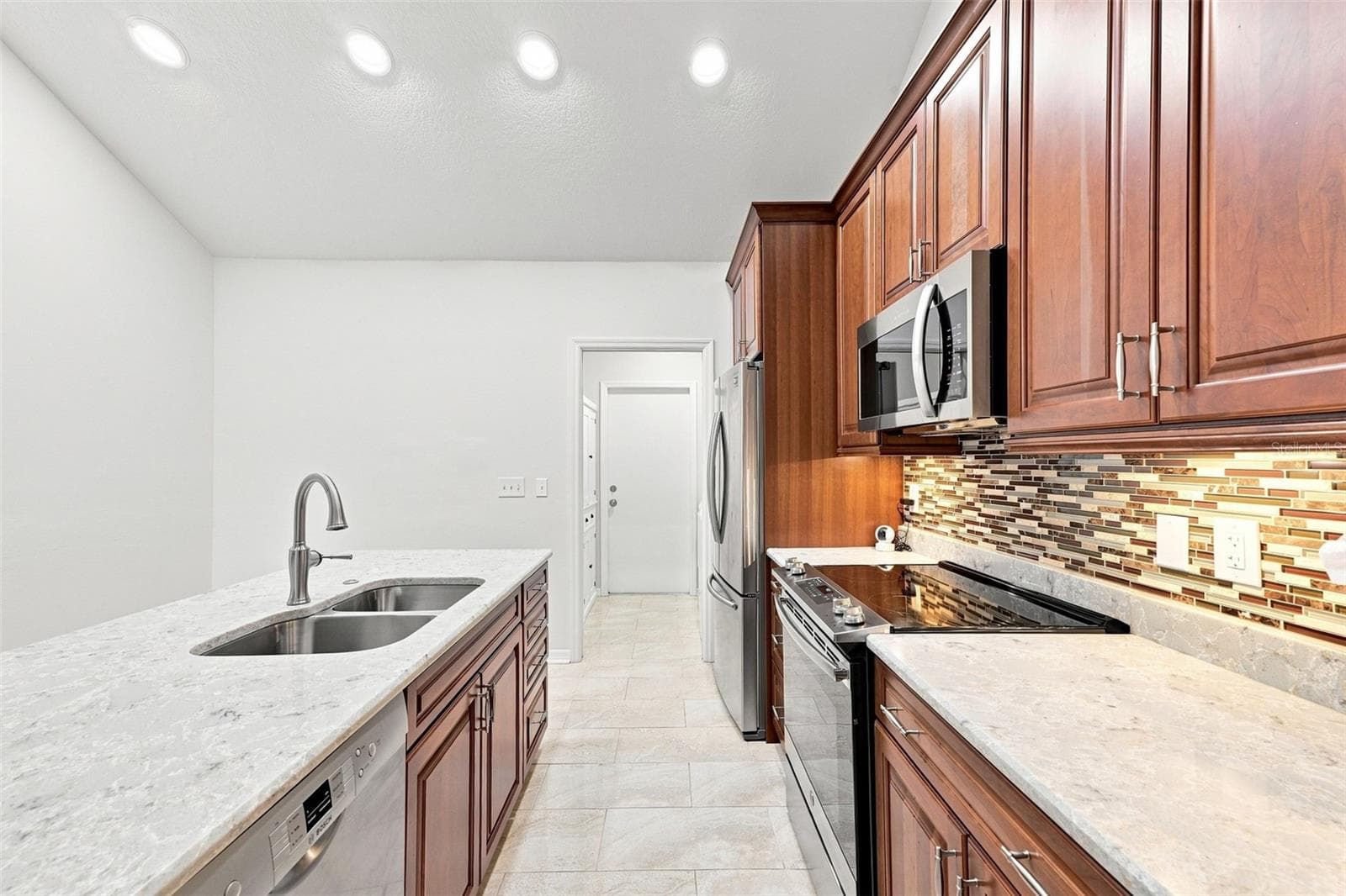 Beautiful granite counters, newer appliances and all wood cabinetry - 1124 GOLFVIEW WOODS DR #na, SUN CITY CENTER
