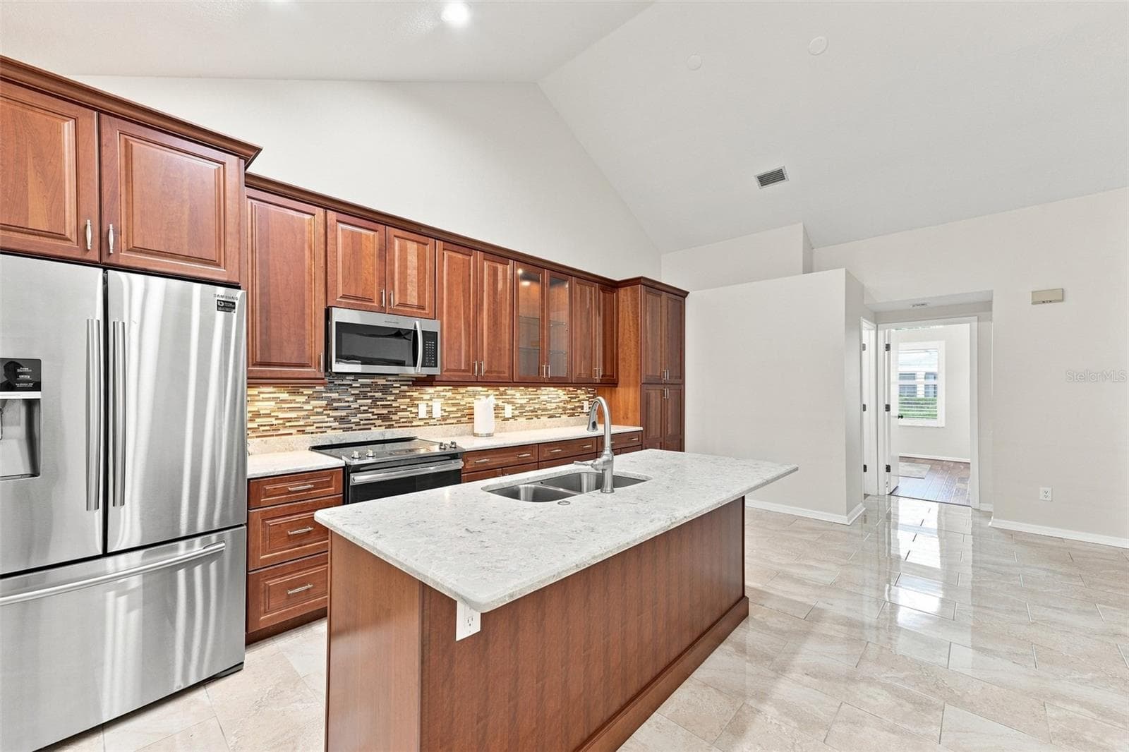 Lots of space for multiple cooks and entertaining. - 1124 GOLFVIEW WOODS DR #na, SUN CITY CENTER