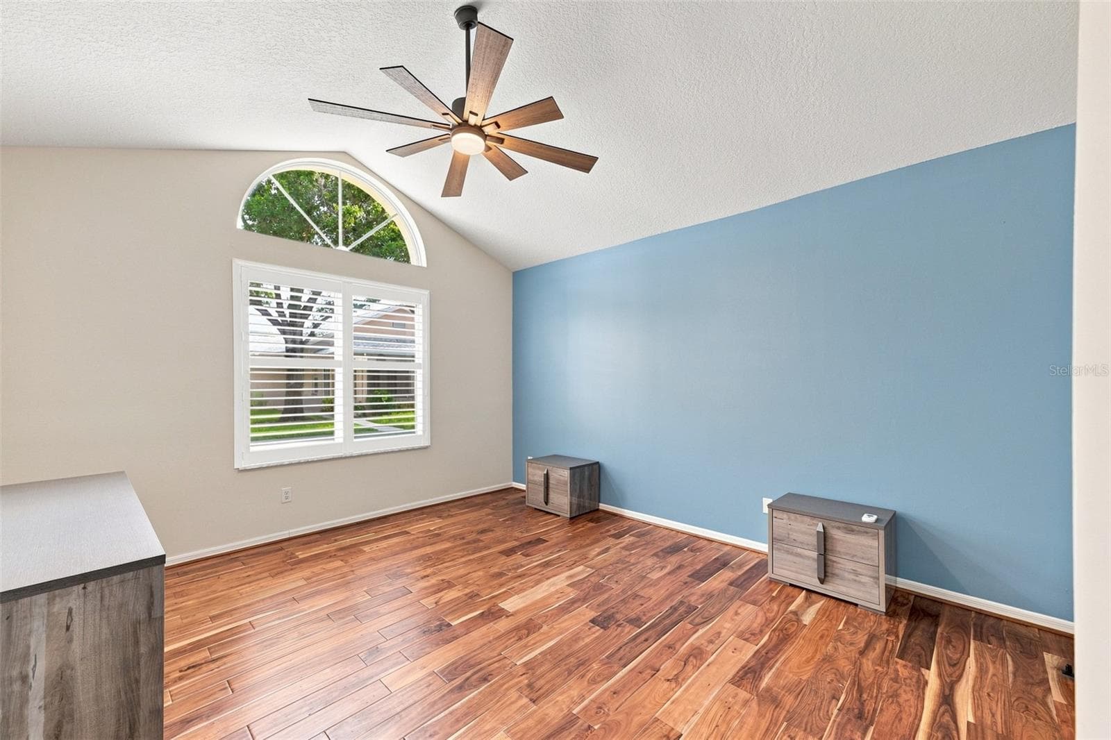 High ceilings and large windows with plantation shutters allow lots of natural Florida sunshine into the home. - 1124 GOLFVIEW WOODS DR #na, SUN CITY CENTER