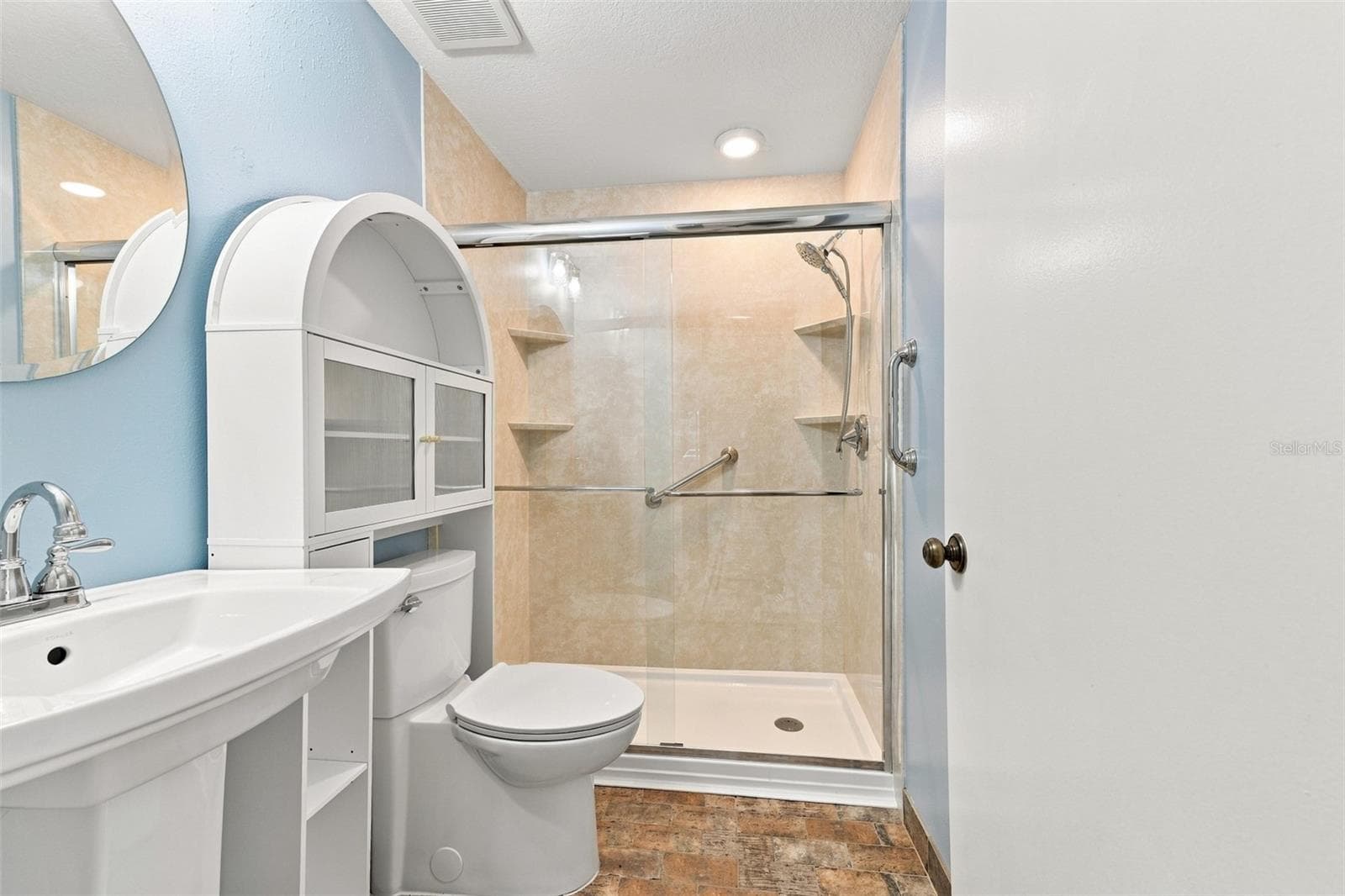 Guest bathroom is bright, sparkling clean and thoughtfully enhanced with shelving and contemporary details. - 1124 GOLFVIEW WOODS DR #na, SUN CITY CENTER